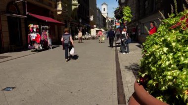 Budapeşte 'de Vaci utca Caddesi. Macaristan. 4K, UHD 'de çekilmiş.