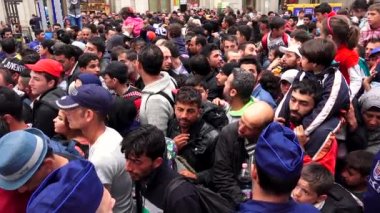 BUDAPEST, HUNGARY - 2015 AUTUMN: Budapeşte 'deki tren istasyonunda göçmenler ve mülteciler. Suriye ve Orta Doğu 'daki insanlar. 4K, UHD 'de çekilmiş.