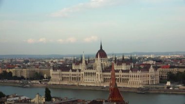 Budapeşte 'deki Macar Parlamentosu. 4K, UHD 'de çekilmiş.