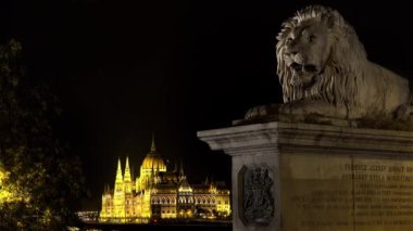 Budapeşte 'deki Macar Parlamentosu. İyi geceler, ışıklar. 4K, UHD 'de çekilmiş.