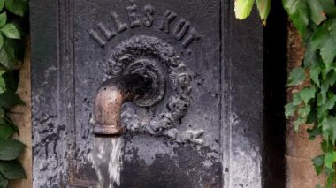 Eski su musluğu. 4K, UHD 'de çekilmiş.