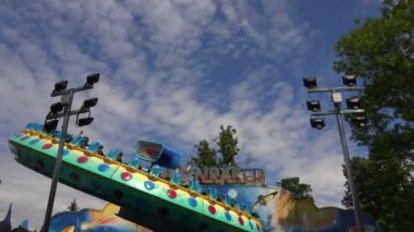 Lunaparktaki atlıkarınca plakası. 4K, UHD 'de çekilmiş.