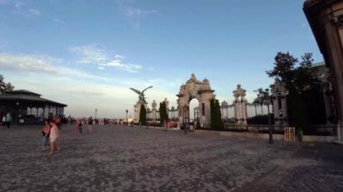 Budapeşte. Mimarlık, eski evler, sokaklar ve mahalleler. Macaristan. 4K, UHD 'de çekilmiş.