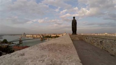Budapeşte. Üst Manzara. Mimarlık, eski evler, sokaklar ve mahalleler. Macaristan. 4K, UHD 'de çekilmiş.