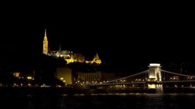 Budapeşte 'deki Matthias Kilisesi. İyi geceler, ışıklar. Macaristan. 4K, UHD 'de çekilmiş.