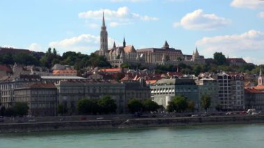 Budapeşte. Tuna Nehri. Mimarlık, eski evler, sokaklar ve mahalleler. Macaristan. 4K, UHD 'de çekilmiş.