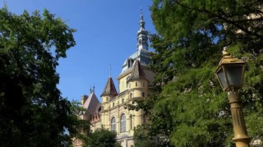 Macaristan, Budapeşte 'deki Vajdahunyad kalesi. 4K, UHD 'de çekilmiş.