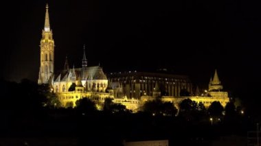 Budapeşte 'deki Matthias Kilisesi. İyi geceler, ışıklar. Macaristan. 4K, UHD 'de çekilmiş.