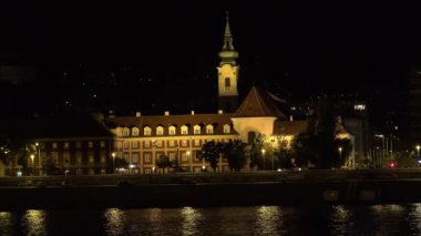 Budapeşte 'deki kilise, tapınak. İyi geceler, ışıklar. Macaristan. 4K, UHD 'de çekilmiş.