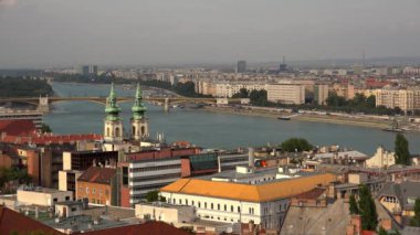 Budapeşte. Üst Manzara. Mimarlık, eski evler, sokaklar ve mahalleler. Macaristan. 4K, UHD 'de çekilmiş.