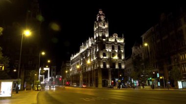 Budapeşte. İyi geceler. Mimarlık, eski evler, sokaklar ve mahalleler. Macaristan. 4K, UHD 'de çekilmiş.