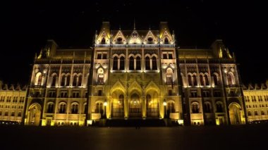 Budapeşte 'deki Macar Parlamentosu. İyi geceler, ışıklar. 4K, UHD 'de çekilmiş.