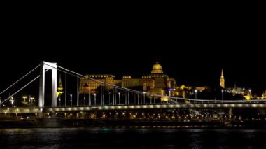 Budapeşte 'de Tuna Nehri üzerindeki köprü. Macaristan. İyi geceler, ışıklar. 4K, UHD 'de çekilmiş.