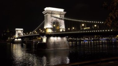 Budapeşte 'de Tuna Nehri üzerindeki köprü. Macaristan. İyi geceler, ışıklar. 4K, UHD 'de çekilmiş.
