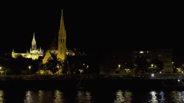 Budapeşte. Tuna Nehri. İyi geceler. Mimarlık, eski evler, sokaklar ve mahalleler. Macaristan. 4K, UHD 'de çekilmiş.