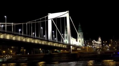 Budapeşte 'de Tuna Nehri üzerindeki köprü. Macaristan. İyi geceler, ışıklar. 4K, UHD 'de çekilmiş.