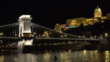 Budapeşte 'de Tuna Nehri üzerindeki köprü. Macaristan. İyi geceler, ışıklar. 4K, UHD 'de çekilmiş.