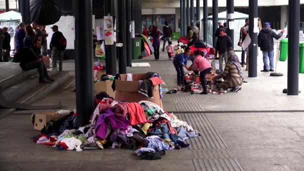 Budapest Hungary Autumn 2015 Immigrants Refugees Dismantled Clothes Warm Clothes — ストック動画