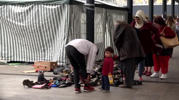 Budapest Hungary Autumn 2015 Immigrants Refugees Dismantled Clothes Warm Clothes — Vídeo de Stock