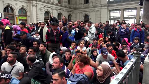 Budapest Węgry Sierpień 2015 Imigranci Uchodźcy Dworcu Kolejowym Budapeszcie Ludzie — Wideo stockowe