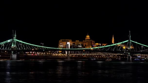 Puente Sobre Río Danubio Budapest Hungría Buenas Noches Luces Disparo — Vídeo de stock