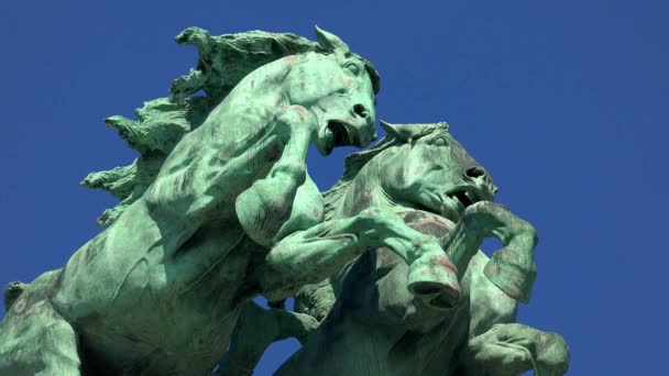 Het Monument Een Sculptuur Het Heldenplein Boedapest Hongarije Neergeschoten Uhd — Stockvideo