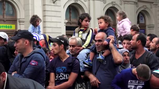 Budapest Magyarország Autumn 2015 Bevándorlók Menekültek Pályaudvaron Budapesten Szíriában Közel — Stock videók