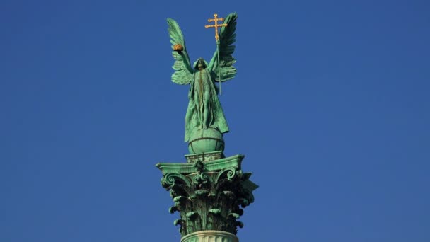 Het Monument Een Sculptuur Het Heldenplein Boedapest Hongarije Neergeschoten Uhd — Stockvideo