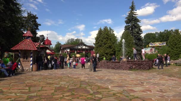 Oamenii Distrează Atracțiile Din Parcul Distracții Împușcat Uhd — Videoclip de stoc