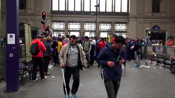 Budapest Hungría Agosto 2015 Inmigrantes Refugiados Estación Tren Budapest Gente — Vídeo de stock