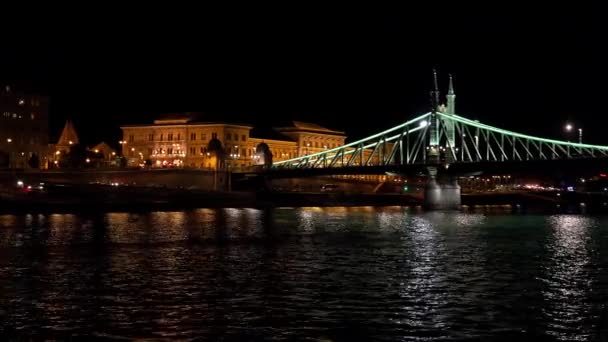 Γέφυρα Στον Ποταμό Δούναβη Στη Βουδαπέστη Ουγγαρία Νύχτα Φώτα Πυροβολήθηκε — Αρχείο Βίντεο