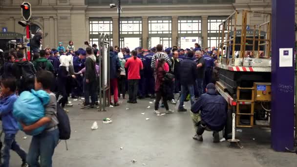 Budapest Hongarije Autumn 2015 Immigranten Vluchtelingen Het Station Boedapest Mensen — Stockvideo