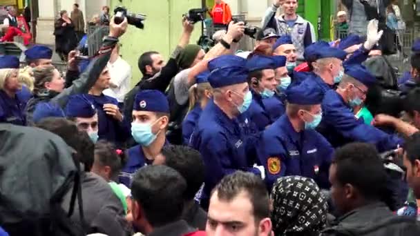 Budapest Hungria Autumn 2015 Imigrantes Refugiados Estação Ferroviária Budapeste Pessoas — Vídeo de Stock