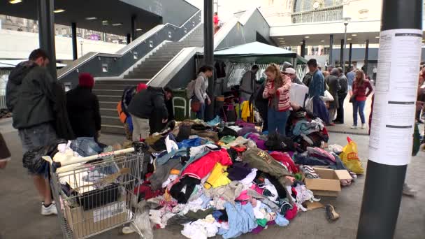 Budapest Hungary Autumn 2015 Immigrants Refugees Dismantled Clothes Warm Clothes — Αρχείο Βίντεο