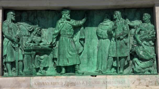 Het Monument Een Sculptuur Het Heldenplein Boedapest Hongarije Neergeschoten Uhd — Stockvideo
