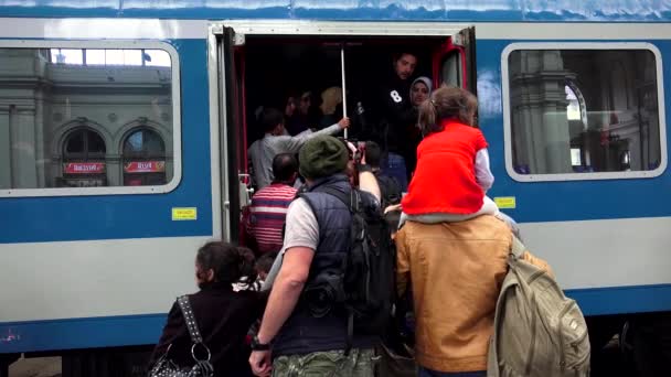 Budapest Hongarije Autumn 2015 Immigranten Vluchtelingen Het Station Boedapest Mensen — Stockvideo