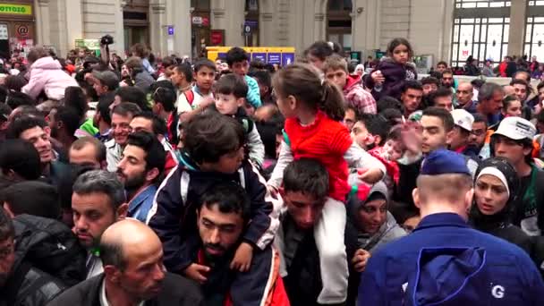 Budapest Ungheria Autunno 2015 Figli Immigrati Rifugiati Alla Stazione Ferroviaria — Video Stock