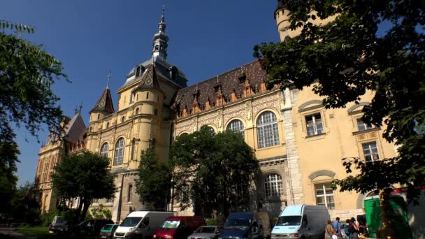 Замок Вайдахуняд Будапеште Венгрия Выстрел Uhd — стоковое видео