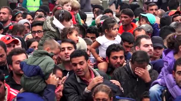 Будапест Хунгария Autumn 2015 Иммигранты Беженцы Железнодорожном Вокзале Будапеште Люди — стоковое видео