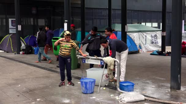 Дорогі Голодні Осінь 2015 Іммігранти Біженці Миються Залізничному Вокзалі Найдешевші — стокове відео
