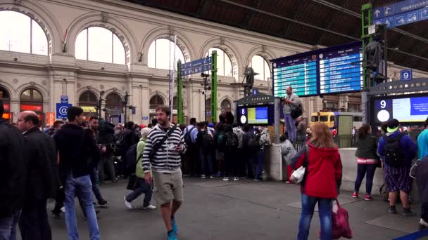 Budapest Węgry Sierpień 2015 Imigranci Uchodźcy Dworcu Kolejowym Budapeszcie Ludzie — Wideo stockowe