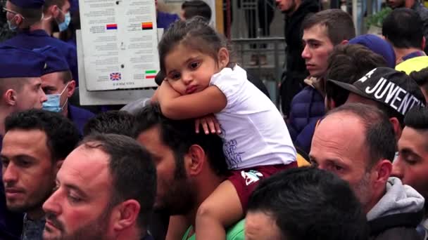 Будапест Хангария Автумн 2015 Дети Иммигрантов Беженцев Железнодорожном Вокзале Будапеште — стоковое видео