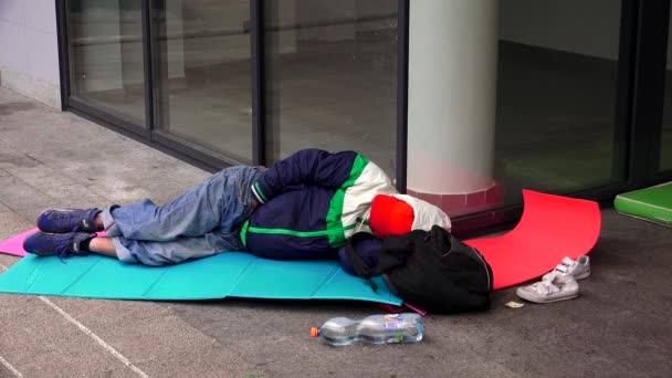 Emigrant, a refugee, sleeping on the street at the train station in Budapest. 4K. — 图库视频影像