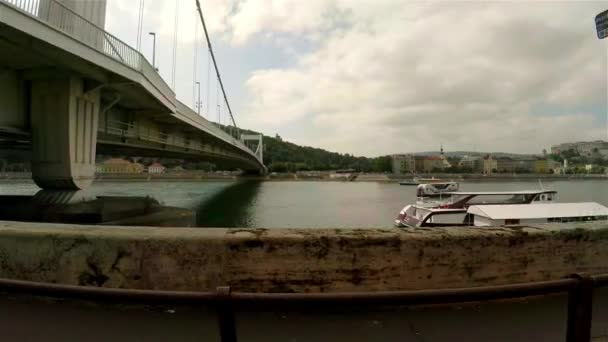 Budapeşte Tuna Nehri Üzerindeki Köprü Macaristan Uhd Çekilmiş — Stok video