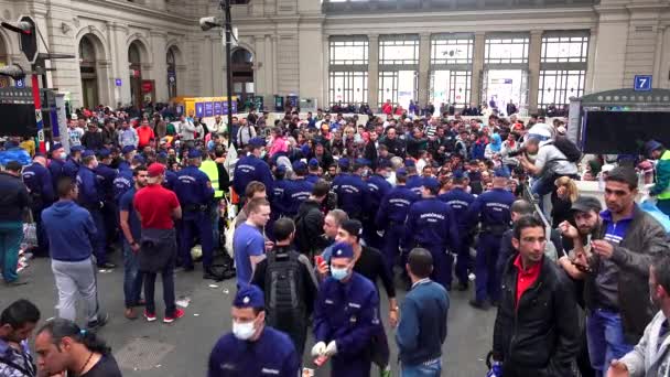 Budapest Ungheria Autunno 2015 Immigrati Rifugiati Alla Stazione Ferroviaria Budapest — Video Stock