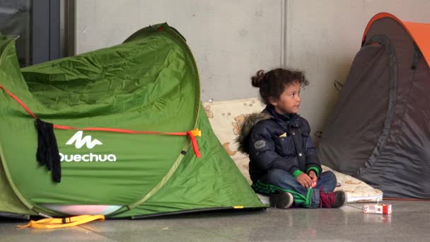 Budapest Hongarije Autumn 2015 Kinderen Van Immigranten Vluchtelingen Het Station — Stockvideo