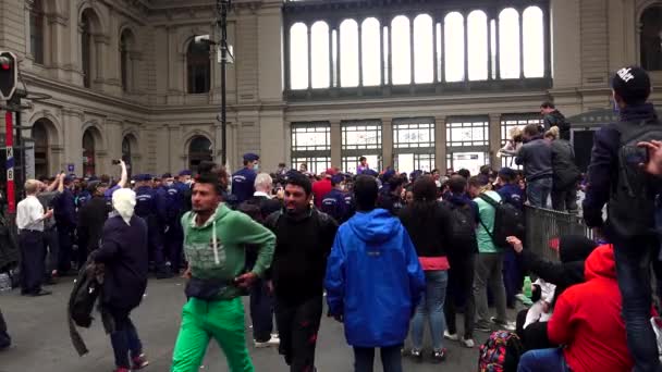 Budapest Ungarn Herbst 2015 Immigranten Und Flüchtlinge Bahnhof Budapest Menschen — Stockvideo