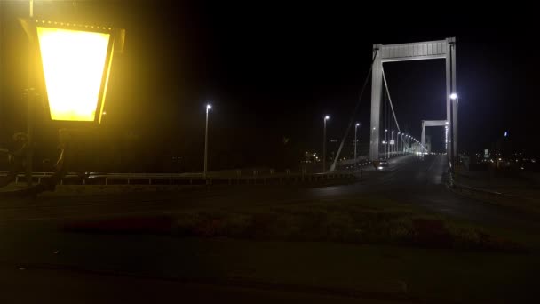 Puente Sobre Río Danubio Budapest Hungría Buenas Noches Luces Disparo — Vídeo de stock