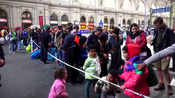Budapest Hungary 2015 Autumn Budapeşte Deki Tren Istasyonunda Göçmen Mültecilerin — Stok video