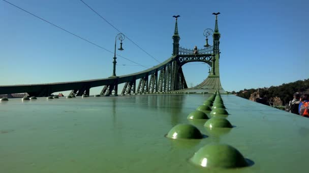Puente Sobre Río Danubio Budapest Hungría Disparo Uhd — Vídeos de Stock
